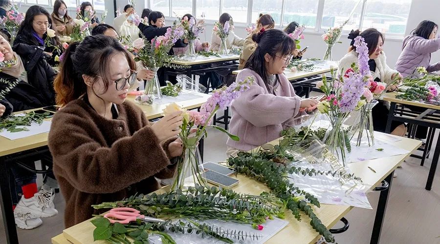 花开十里，美丽如你 | 亚游集团储能举办三八妇女节艺术DIY活动